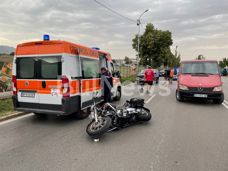 От последните минути! Моторист се размаза в камион на натоварен булевард във Враца, трафикът е затруднен /снимки/