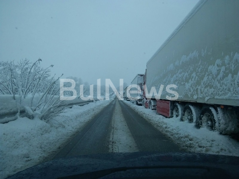 Десетки ТИР ове са блокирани на международен път Е 79 между Враца