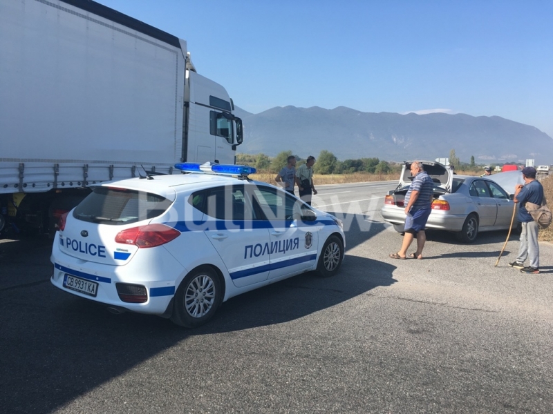 Тежка катастрофа между ТИР и лека кола е станала на