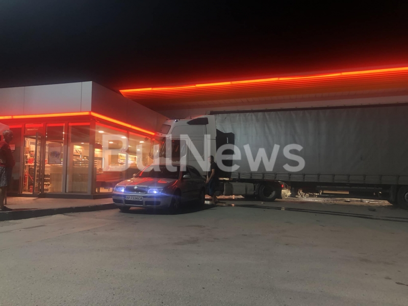 ТИР е катастрофирал в бензиностанция Ромпетрол край Враца видя репортер