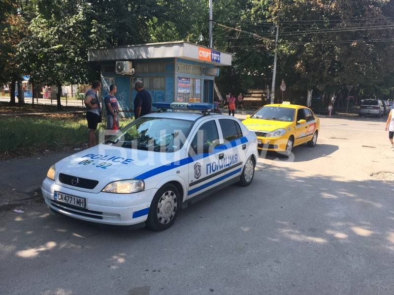 Такси с обозначителните знаци на Ичо транс блъсна жена на