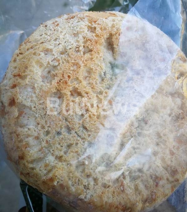 Потресен врачанин сигнализира за мухлясaли хлебчета в хипермаркет Билла във