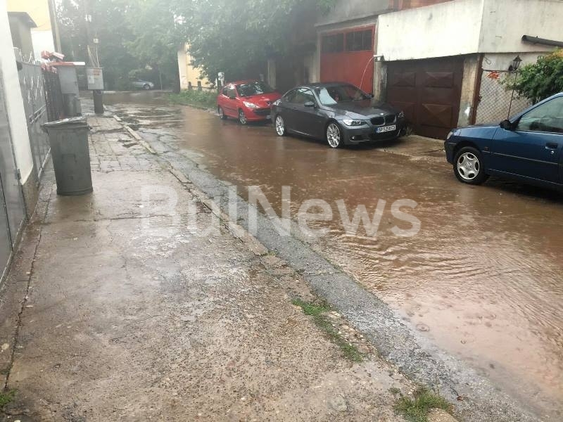 Пороен дъжд се изля над Враца в дългоочаквания край на