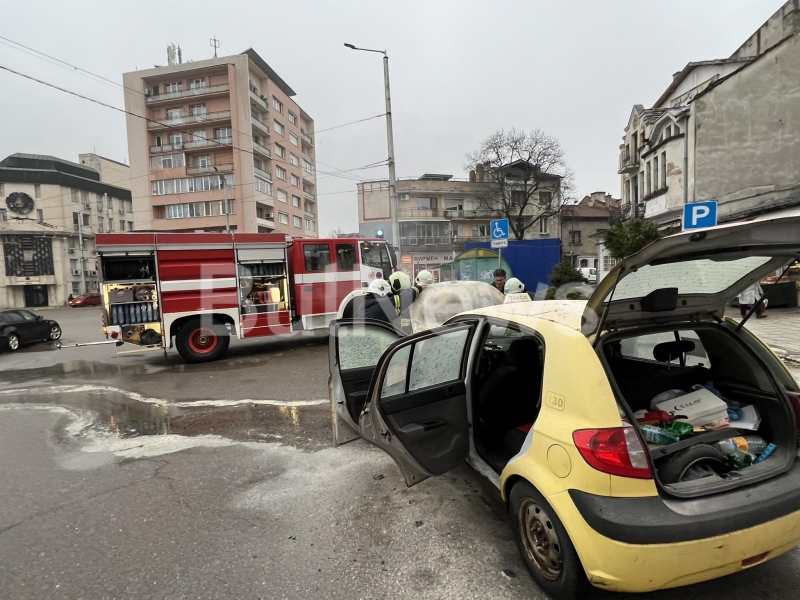 Такси се запали в движение в центъра на Враца видя