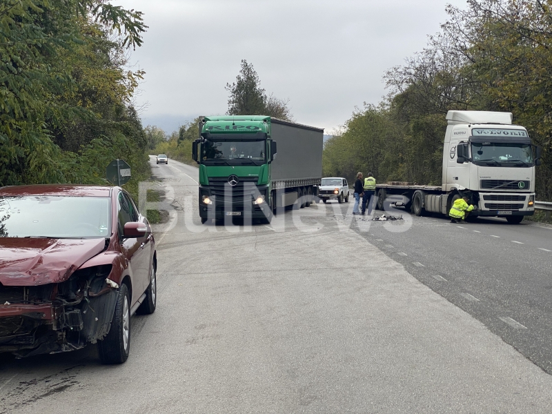 Кола и ТИР катастрофираха край Ребърково видя първо репортер на