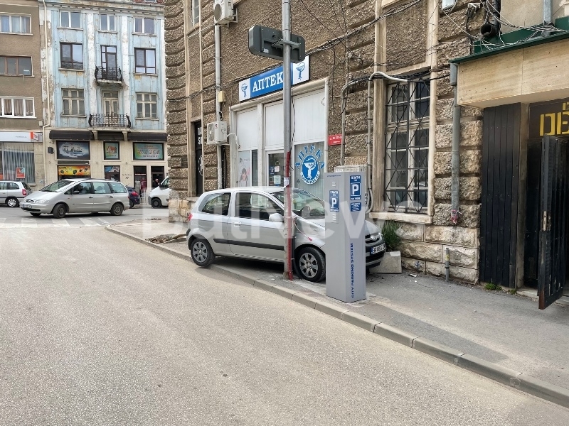 Жена за малко не влезе с колата си в аптека