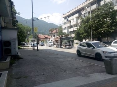 Камион превозващ дърва блокира преди минути вълзовия врачански булевард Мито