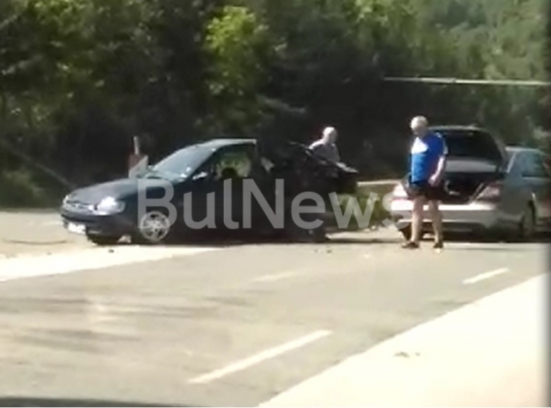 Зрелищна катастрофа затруднява трафика по магистрала Хемус в посока София