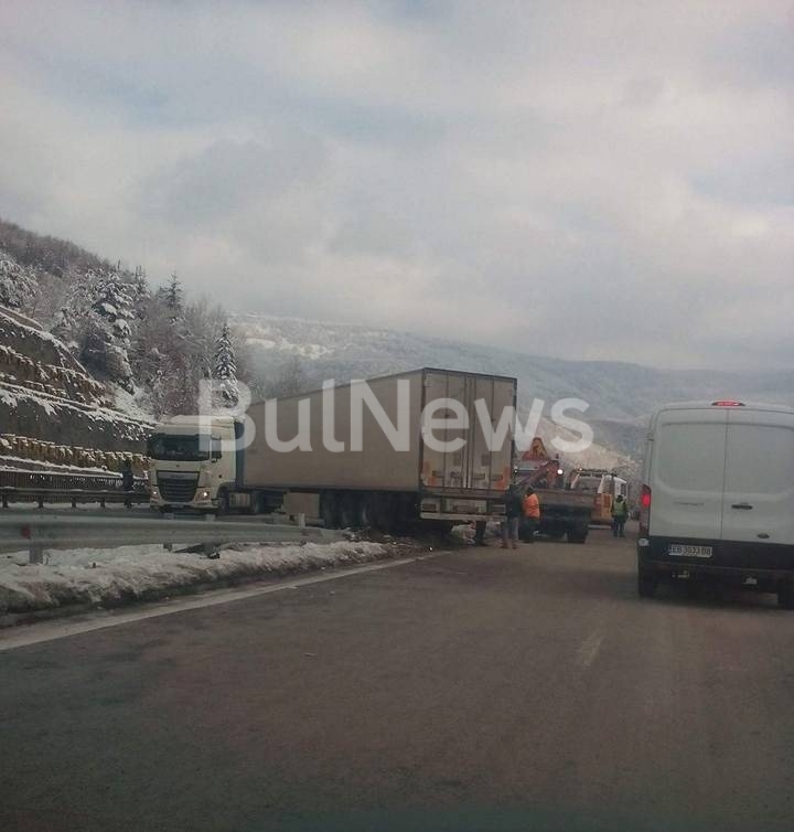Километрични задръствания са се образували на магистрала Хемус видя репортер