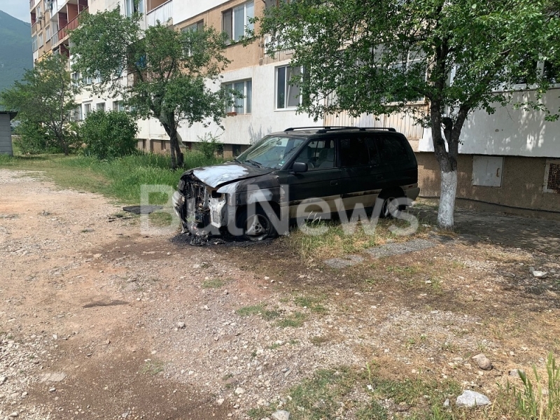 Жена е замесена в поредния палеж на кола тази нощ