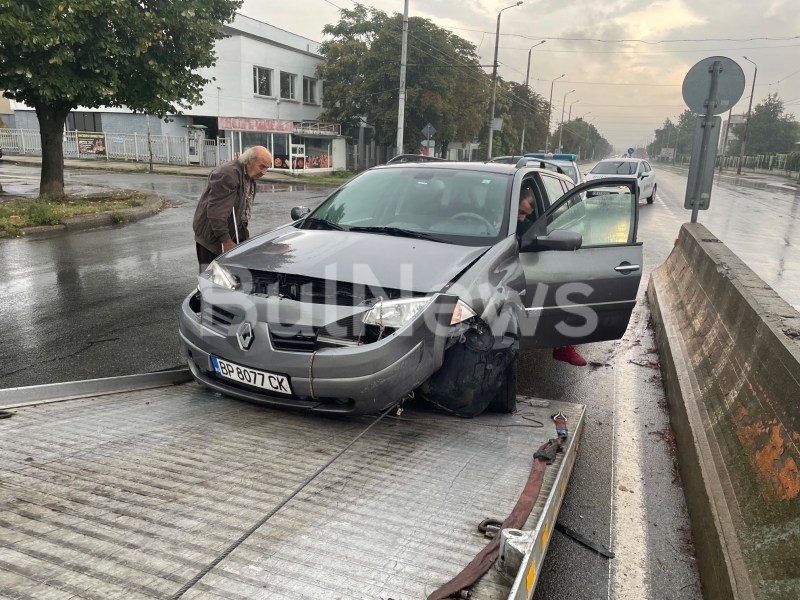 Възрастен шофьор с Рено Меган катастрофира рано тази сутрин на