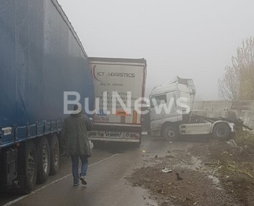 Тежка верижна катастрофа между три ТИР а затапи движението по международен