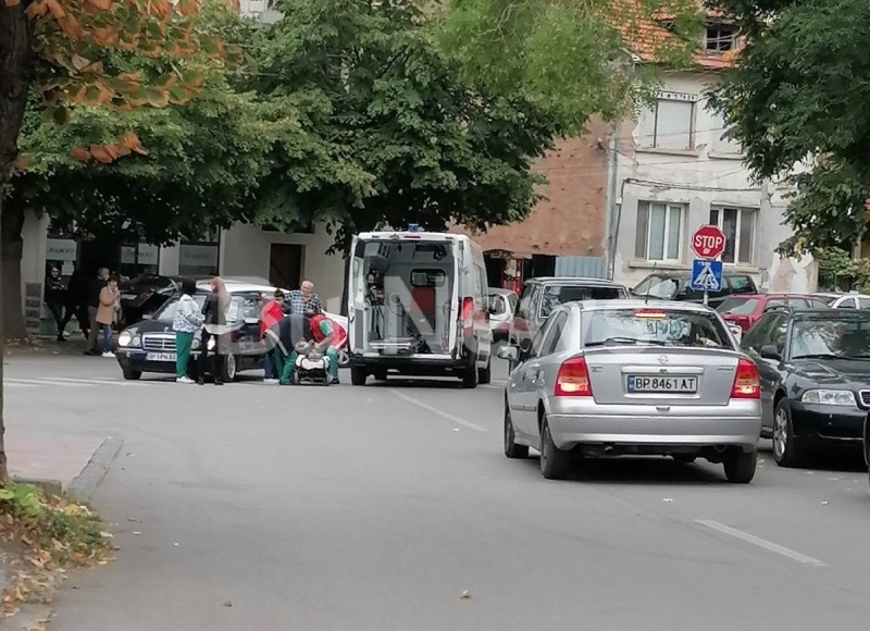 Възрастен шофьор блъсна жена на пешеходна пътека във Враца видя