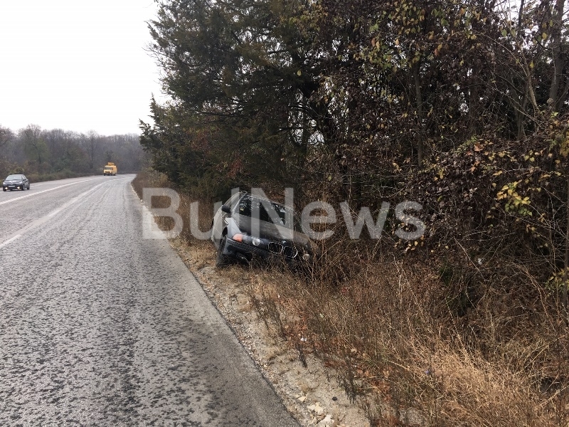 Лек автомобил БМВ е катастрофирал на пътя между Враца и