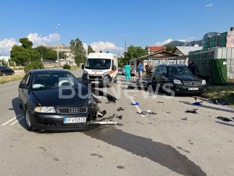 Тежка катастрофа с моторист е станала преди минути във Враца,