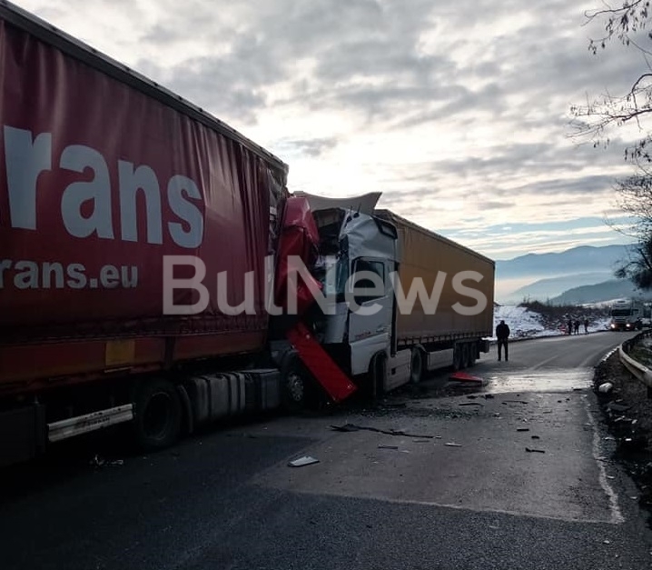 Тежка катастрофа между два ТИР а е затворила главния път Е 79