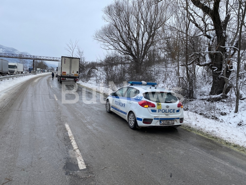 ТИР се заби в мантинелата на Е 79 между Мездра и