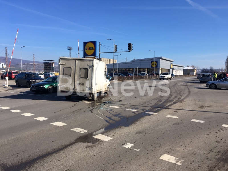 Лека катастрофа е станала преди минути на кръстовището на бул