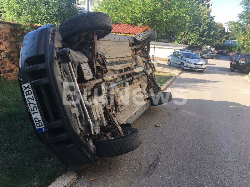Джип се е обърнал в малка уличка във Враца видя