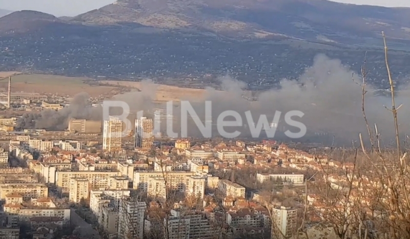 Голям пожар бушува в цех във Враца видя първо BulNews bg