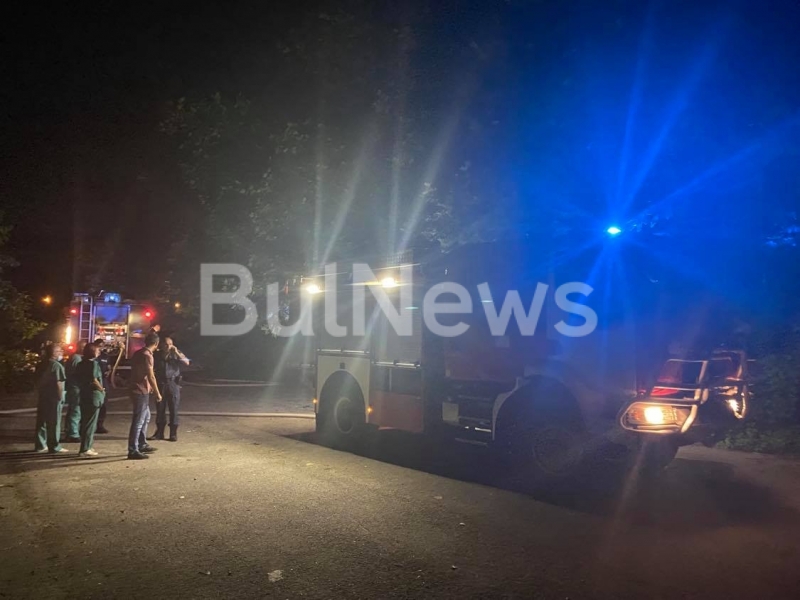 Голям пожар бушува в момента в бившето училище Антон Иванов