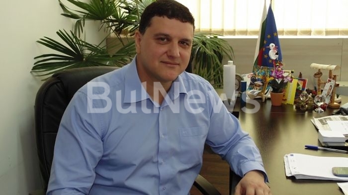 Страшилището за шофьорите във Враца отнесе джипа на кмета на