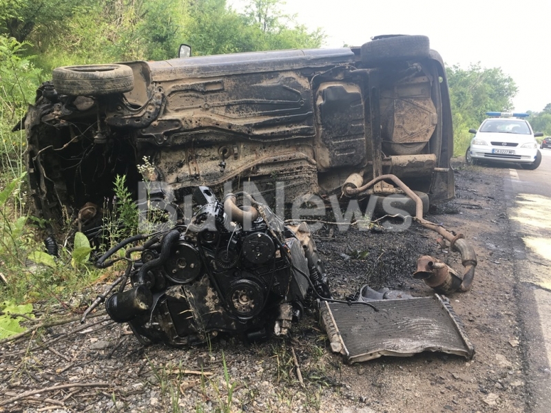 Лека кола е изгоряла след катастрофа тази нощ край Враца