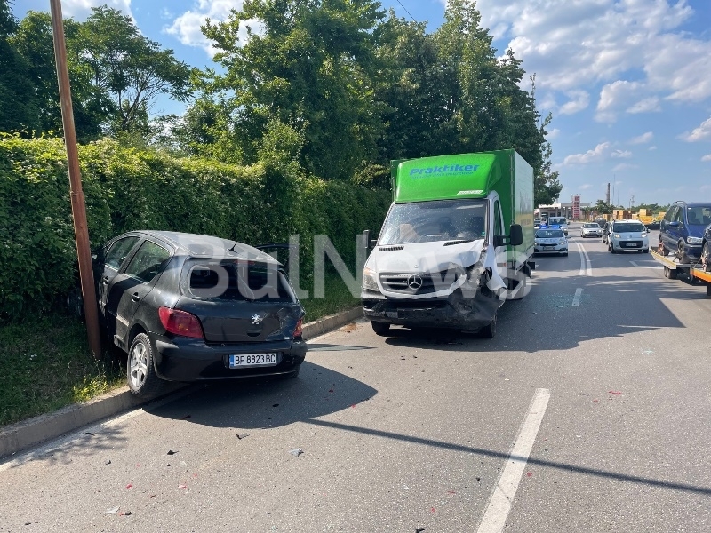 Тежък пътен инцидент с камион на Практикер е станал преди