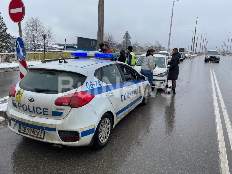 Две коли се удариха на кръстовище във Враца видя първо