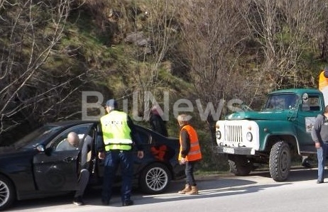 Катастрофа между лек автомобил BMW и кола на общинското предприятие