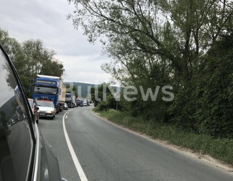 Аварирал камион затруднява движението по международния път Е 79 край Мездра