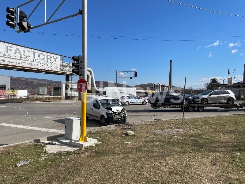 Тежка катастрофа е станала на новите светофари при тръбите във