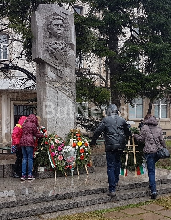 Десетки врачани се събраха днес за да сведат глава пред