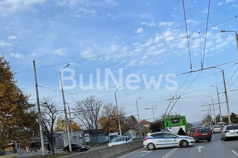 Разсеяна шофьорка е блъснала отзад един от новите тролеи във