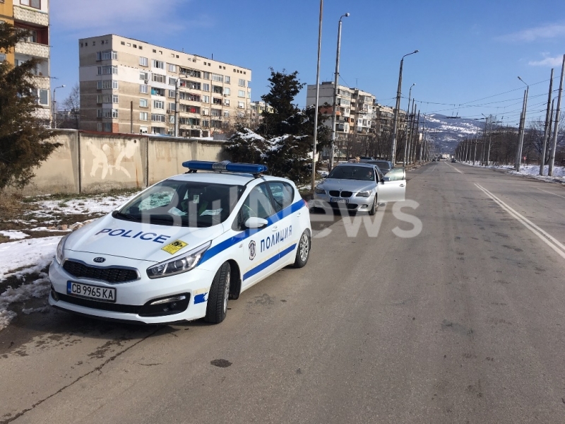 Две БМВ та са се ударили на голям булевард в жилищен