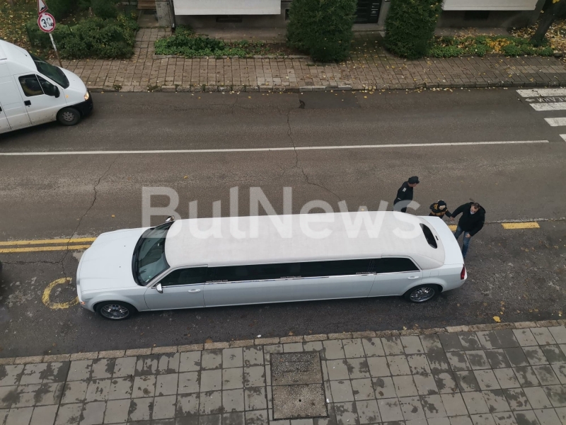 Огромна лимузина пристигна във Враца заради 50-годишен юбилей, вижте кого изненадаха /снимки/