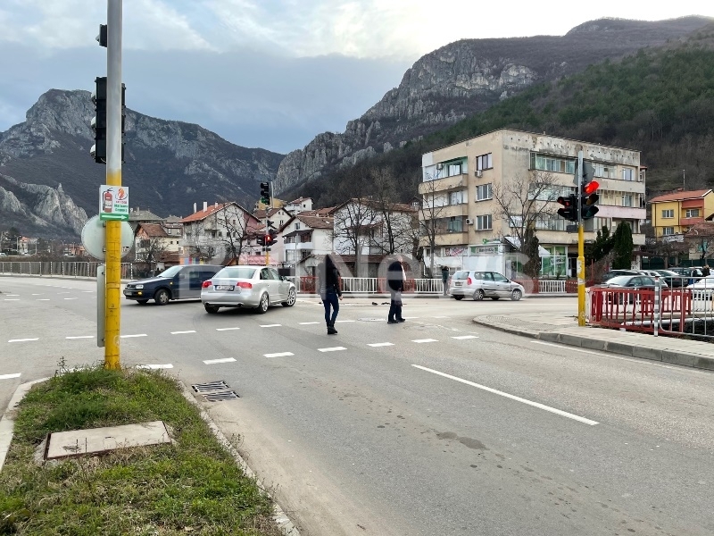 Пътен инцидент е станал преди минути на светофарите на Крайречния