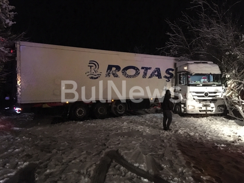 Турски ТИР се е завъртя напречно на Криводолско шосе преди