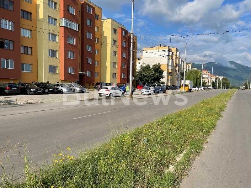 Жена излетя от пътя и помете паркирани автомобили в ж.к.