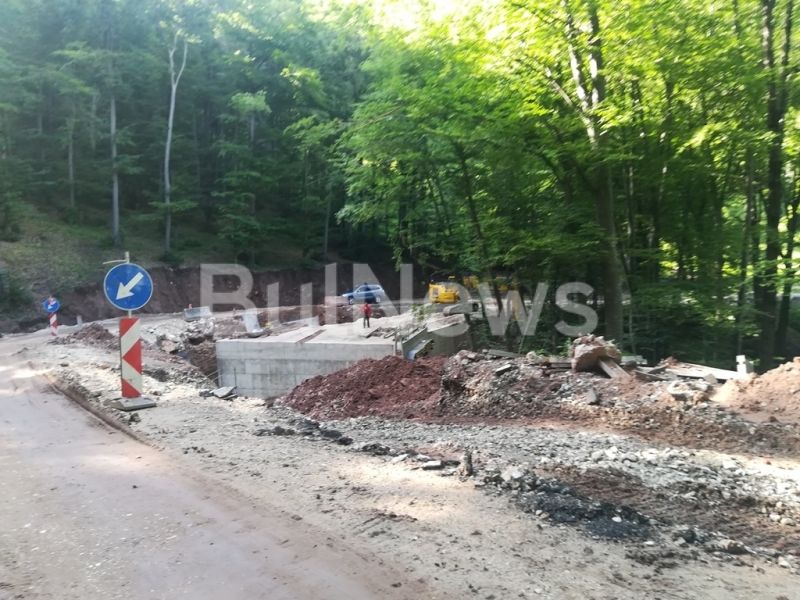 Усърдна работа кипи по ремонта на пътя до пещера Леденика