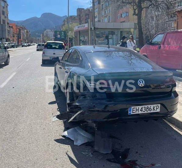 Мъж се заби в колата на врачанския бизнесмен Михаел Парасков