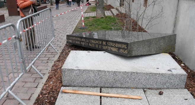 Вандали разрушиха мемориалния паметник, издигнат на мястото на опожарената през