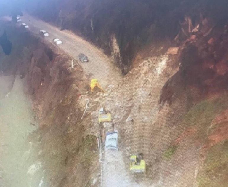 Активираното през миналата седмица свлачище край село Тикале което прекъсна