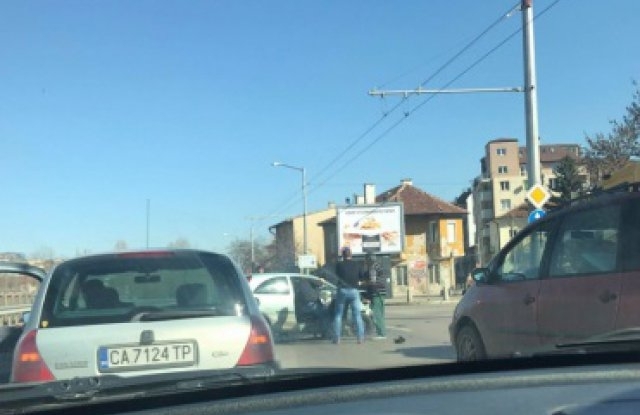Ужасяващ екшън е станал на столичния бул Сливница на метри