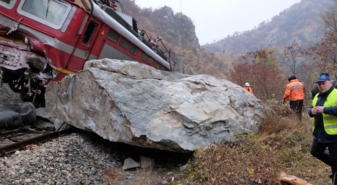 Пътнически влак дерайлира, след като скала падна върху релсите по