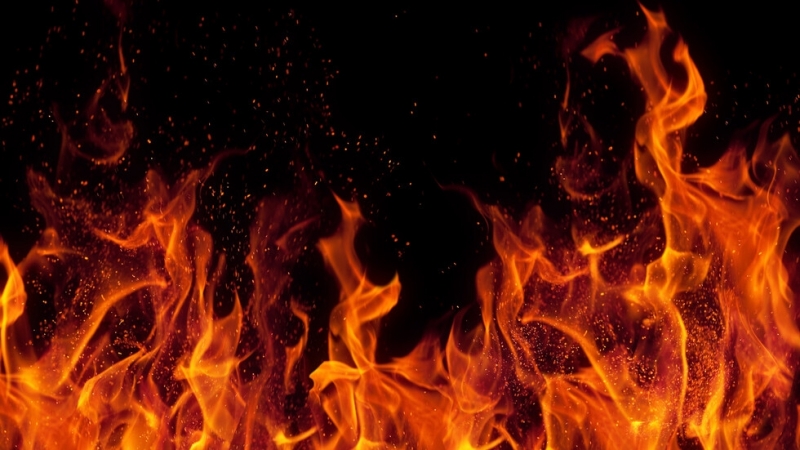 Голям пожар обхвана тази сутрин петролен склад в руския град