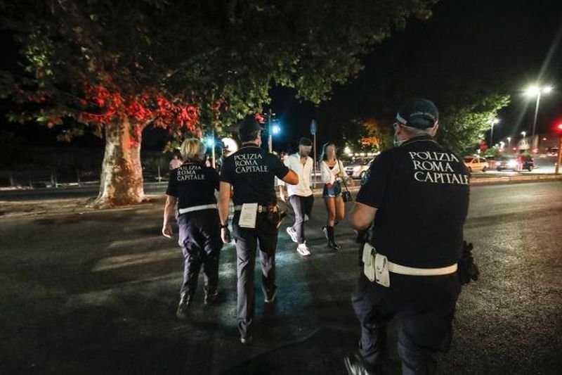 Трима мъже изнасилиха 54 годишна жена в парк в италианския град