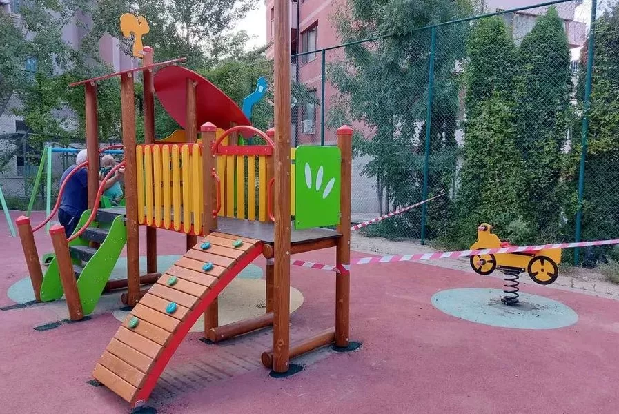 Хлапаци задигнаха телефон от детска площадка в Роман, хванаха ги за нула време