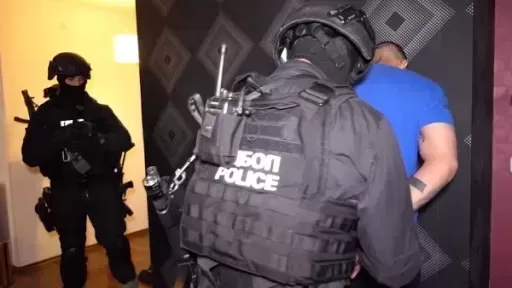 В крачка! Дилър хвърли стока пред очите на полицаи във Видин, намериха още наркотици в дома му