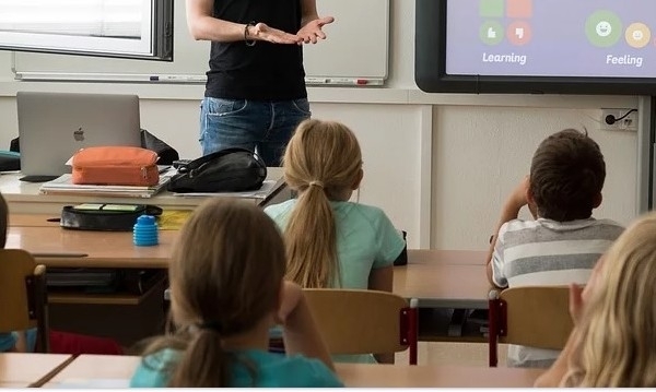 Шест училища в белгийския град Шарльороа бяха подпалени умишлено тази